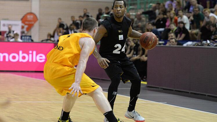 Trevon Hughes (rechts) gegen Quentin Serron von Oostende.