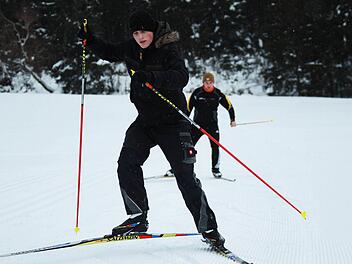 Auch Skater finden derzeit "Walberngrüner Gletscher" Top-Bedingungen vor. Hier der 18-jährige Toni Wirth vom FC Wüstenselbitz im Anstieg.  Fotos: Herbert Georgius