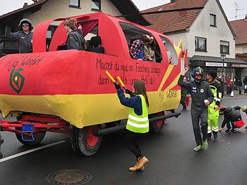 Mit einem rot-gelben Helikopter mit der Aufschrift "Machst Du mal an Fasching schlapp, dann holt dich unser Heli ab!" führte die KjG Wonfurt den Faschingszug in Wonfurt an. Fotos: Ulrike Langer