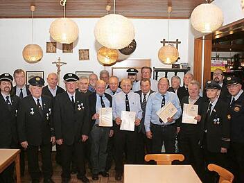 Seit 40 und 50 Jahren halten diese Mitglieder bereits dem Soldaten- und Kameradschaftsverein Sambach die Treue.  Foto: Evi Seeger
