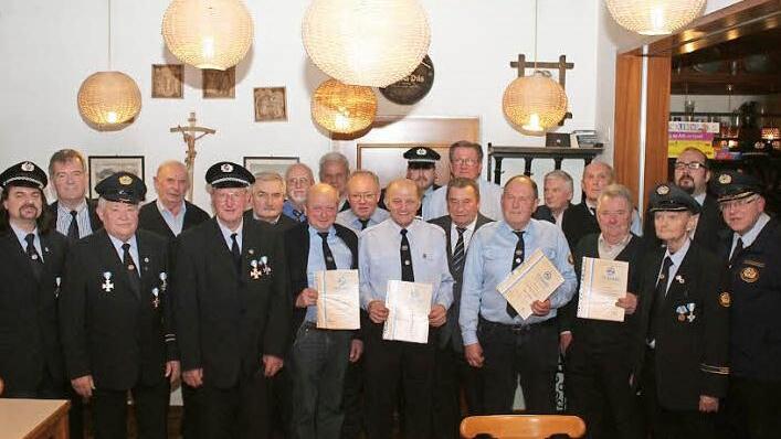 Seit 40 und 50 Jahren halten diese Mitglieder bereits dem Soldaten- und Kameradschaftsverein Sambach die Treue.  Foto: Evi Seeger