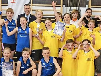 Freuen sich &uuml;ber jede Menge gewonnene K&ouml;rbe. Die beiden siegreichen Mannschaften der Schoolsleague der Brose Baskets aus dem Henfling-Gymnasium in Meiningen sowie aus der Herzog-Bernhard-Schule R&ouml;mhild. Gl&uuml;ckw&uuml;nsche gab es von Ramona Bauer, Volksbank Raiffeisenbank (hintere Reihe, rechts), Susanne Halbig, Raiffeisenbank im Grabfeld, (hintere Reihe 4. von rechts), Alexander Gessner, Volksbank Raiffeisenbank (hintere Reihe Mitte) und Brose-Jugendtrainer Daniel T&ouml;we (hintere Reihe 3. von rechts)...