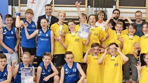 Freuen sich &uuml;ber jede Menge gewonnene K&ouml;rbe. Die beiden siegreichen Mannschaften der Schoolsleague der Brose Baskets aus dem Henfling-Gymnasium in Meiningen sowie aus der Herzog-Bernhard-Schule R&ouml;mhild. Gl&uuml;ckw&uuml;nsche gab es von Ramona Bauer, Volksbank Raiffeisenbank (hintere Reihe, rechts), Susanne Halbig, Raiffeisenbank im Grabfeld, (hintere Reihe 4. von rechts), Alexander Gessner, Volksbank Raiffeisenbank (hintere Reihe Mitte) und Brose-Jugendtrainer Daniel T&ouml;we (hintere Reihe 3. von rechts)...