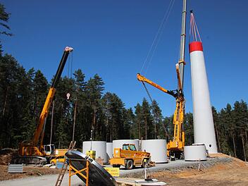Die Betonringe der Windräder werden am Boden vormontiert und dann in die Höhe gehoben.  Foto: Friedwald Schedel