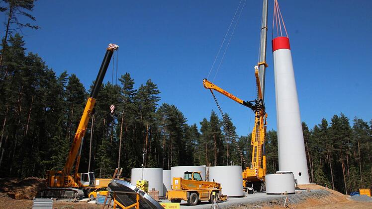 Die Betonringe der Windräder werden am Boden vormontiert und dann in die Höhe gehoben.  Foto: Friedwald Schedel