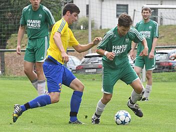 Torschützen unter sich: Mathias Tartler (am Ball) erzielte für Untererthal das 1:1, Steffen Bergmann für Hausen den 3:3-Endstand. Foto: Hopf
