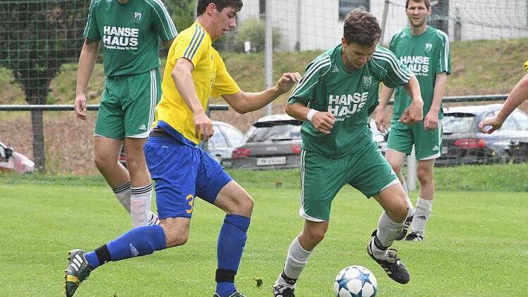Torschützen unter sich: Mathias Tartler (am Ball) erzielte für Untererthal das 1:1, Steffen Bergmann für Hausen den 3:3-Endstand. Foto: Hopf