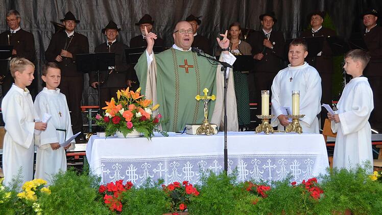 Pfarrer Greiner hielt die Hubertusmesse.  Fotos: Peter Rauch