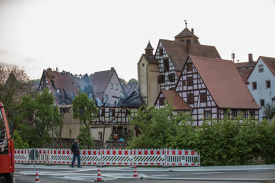 Historische Fachwerkhäuser in Spalt brennen aus - mehrere Verletzte