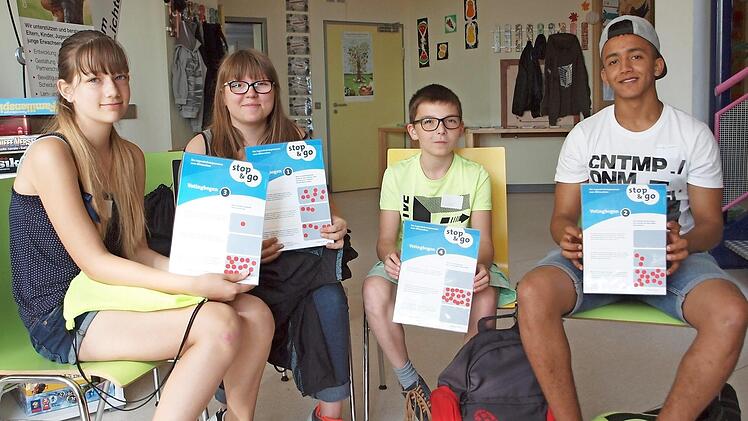 Schüler der Adam-Riese-Schule Bad Staffelstein diskutierten mit den Sozialpädagogen Heribert Lempetzeder und Sabine Wegner über das Konsumverhalten.