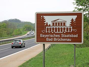 Kein Platz fürs Fahrradmuseum? Das braune Schild an der Rhönautobahn verweist nur allgemein auf das Staatsbad. Foto: Steffen Standke