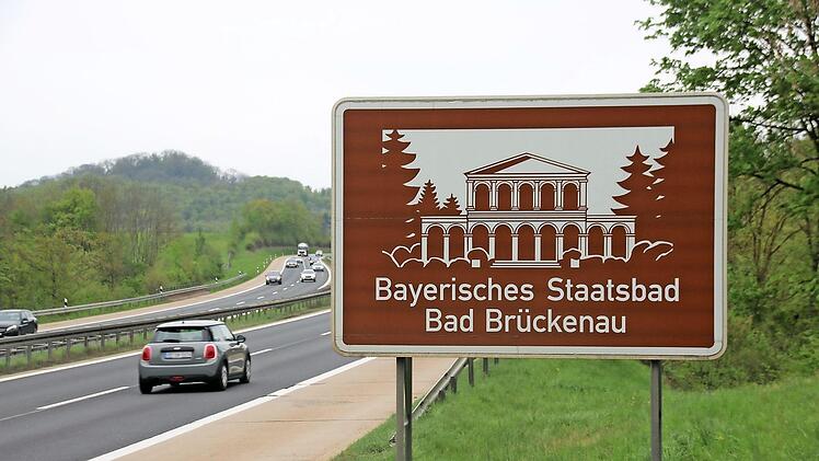 Kein Platz fürs Fahrradmuseum? Das braune Schild an der Rhönautobahn verweist nur allgemein auf das Staatsbad. Foto: Steffen Standke
