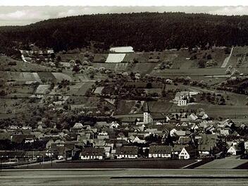 Elfershausen feiert in diesem Jahr sein 1200-jähriges Bestehen, hier ein Blick aus den 1950er Jahren in Richtung Schwedenberg. Dort wurde später die Autobahn gebaut wurde. Foto: Archiv Rainer Kuhn