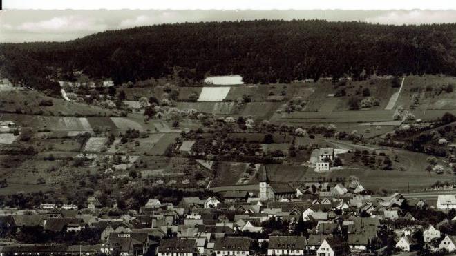 Elfershausen feiert in diesem Jahr sein 1200-jähriges Bestehen, hier ein Blick aus den 1950er Jahren in Richtung Schwedenberg. Dort wurde später die Autobahn gebaut wurde. Foto: Archiv Rainer Kuhn
