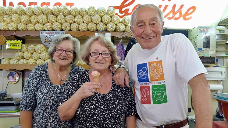 So wie auf diesem Archivfoto von 2012 kannten die Annafest-Besucher ihren "Melchiors-Heinz", hier mit Gattin Eveline (links) und Karin Jonas.  Foto: Ulli Raab
