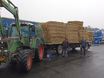 Landwirte aus dem Altlandkreis Bad Brückenau und aus dem hessischen Züntersbach lieferten unter anderem Futterspenden, die dann von Schüßler Transporte ins Ahrtal gebracht wurden. Foto: Alexander Morber