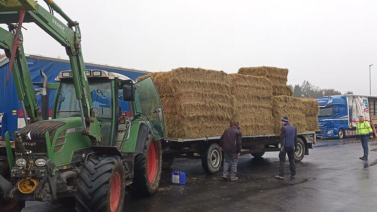 Landwirte aus dem Altlandkreis Bad Brückenau und aus dem hessischen Züntersbach lieferten unter anderem Futterspenden, die dann von Schüßler Transporte ins Ahrtal gebracht wurden. Foto: Alexander Morber