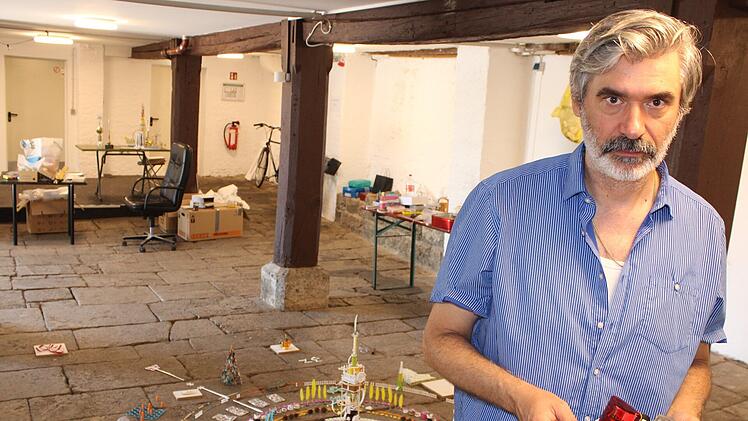 Kitzingen: Kunstwerk aus "Mobilem Atelier" ist fertig - Ausstellung im Bocksbeutelkeller