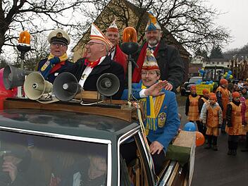 Angeführt vom Festfahrzeug mit der Prominenz - darunter (unser Archivbild von links) Ehrenpräsident Bernhard Wahler, Bürgermeister Siegfried Erhard und Sitzungspräsident Matthias Besler - wird am 10. Februar der Gaudiwurm durch Ebenhausen ziehen. Archivfoto: Stefan Geiger