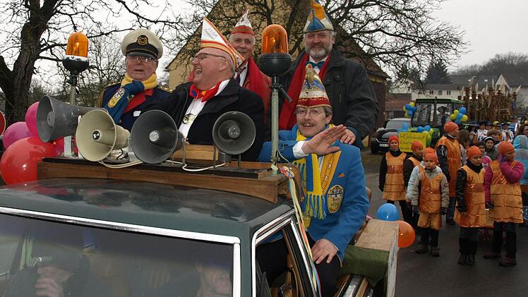 Angeführt vom Festfahrzeug mit der Prominenz - darunter (unser Archivbild von links) Ehrenpräsident Bernhard Wahler, Bürgermeister Siegfried Erhard und Sitzungspräsident Matthias Besler - wird am 10. Februar der Gaudiwurm durch Ebenhausen ziehen. Archivfoto: Stefan Geiger