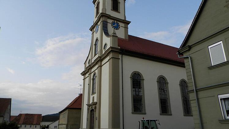 Ein schmuckes Kleinod in Possenheim: die renovierte Kirche. Links kommt kein Baum mehr hin, rechts schon.