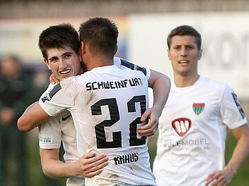 Der Matchwinner wird geherzt: Kevin Fery (links) und Michael Kraus. Foto: Frank Scheuring