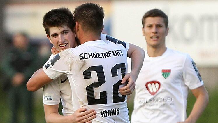 Der Matchwinner wird geherzt: Kevin Fery (links) und Michael Kraus. Foto: Frank Scheuring