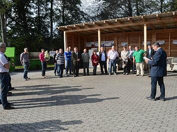 Landratstellvertreter Gerhard Wunder (rechts) gibt den erweiterten Wertstoffhof in Mitwitz zur Inbetriebnahme frei. Seiner Ansprache hören Mitglieder des Abfallwirtschafts- und Umweltausschusses, Mitarbeiter des Landratsamtes und Vertretern der Baufirmen zu. Foto: Hofmann