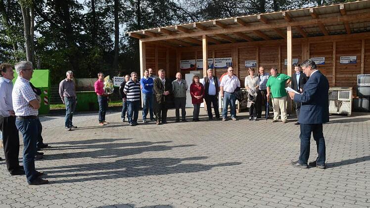 Landratstellvertreter Gerhard Wunder (rechts) gibt den erweiterten Wertstoffhof in Mitwitz zur Inbetriebnahme frei. Seiner Ansprache hören Mitglieder des Abfallwirtschafts- und Umweltausschusses, Mitarbeiter des Landratsamtes und Vertretern der Baufirmen zu. Foto: Hofmann