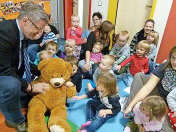 Das vom Landrat mitgebrachte Geschenk, ein Teddybär, kam bei den Kleinen freudig an. Foto: Lothar Weidner