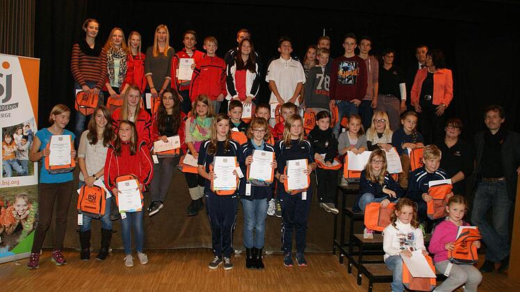 Viele junge Leichtathleten und Schwimmer aus dem Landkreis holten in der zurückliegenden Saison Meisterehren.