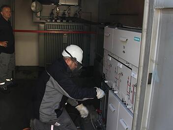 Matthias Braun (rechts) trägt Schutzkleidung, wenn er im Trafohäuschen arbeitet, auch wenn die Anlage vorher von Matthias Rauh (links) vom Netz genommen worden ist.  Foto: Friedwald Schedel