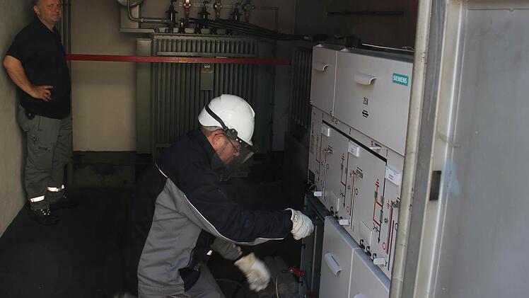 Matthias Braun (rechts) trägt Schutzkleidung, wenn er im Trafohäuschen arbeitet, auch wenn die Anlage vorher von Matthias Rauh (links) vom Netz genommen worden ist.  Foto: Friedwald Schedel