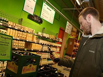In einem Ebl-Naturkostladen in Bamberg informiert sich Julian Ascherl über regionales Biobier. Foto: Barbara Herbst