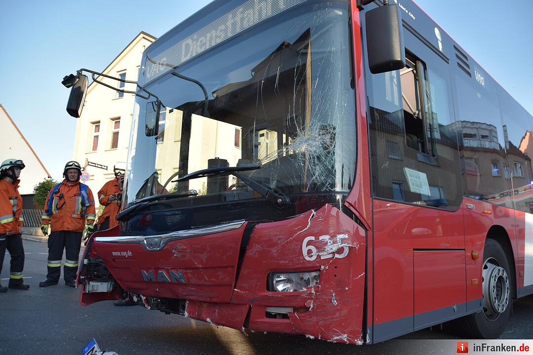Rote Ampel übersehen: Bus kollidiert mit Auto in Nürnberg