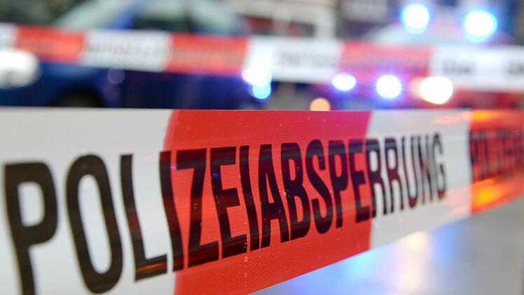 Gro&szlig;alarm in Unterfranken: Im Kreis W&uuml;rzburg r&uuml;ckten zahlreiche Polizisten wegen einer Bombendrohung aus.  Symbolbild: Patrick Seeger/dpa