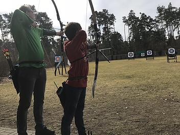 Jugendleiter Ingo Nausester genießt die Konzentrationsphase beim Bogensport. Bis zu 70 Meter ist das Ziel auf dem Außengelände entfernt. Sein Sohn schießt auf eine Entfernung von 40 Metern.