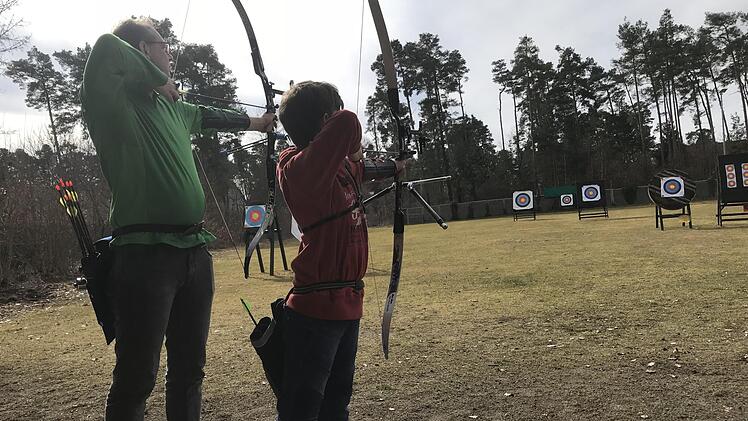 Jugendleiter Ingo Nausester genießt die Konzentrationsphase beim Bogensport. Bis zu 70 Meter ist das Ziel auf dem Außengelände entfernt. Sein Sohn schießt auf eine Entfernung von 40 Metern.