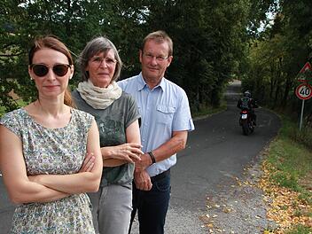 Melanie Stefan, Edith Suckfüll und Erwin Stahl befürchten, dass der Verkehr stattdessen durch ihren Ort rauscht, wenn die Verbindungsstraße zum Feldweg wird. Die Konsequenzen: nicht nur Lärmbelastung. Fotos: Carmen Schmitt