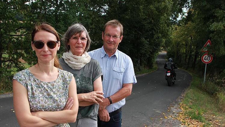 Melanie Stefan, Edith Suckfüll und Erwin Stahl befürchten, dass der Verkehr stattdessen durch ihren Ort rauscht, wenn die Verbindungsstraße zum Feldweg wird. Die Konsequenzen: nicht nur Lärmbelastung. Fotos: Carmen Schmitt