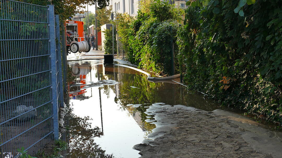 Wie von einem Wasserfall wurden Keller geflutet
