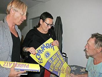 Danilea Wölfel und Hans-Joachim Barnickel zeigen peter S. das Plakat für den Flohmarkt am Samstag. Foto: Maria Löffler