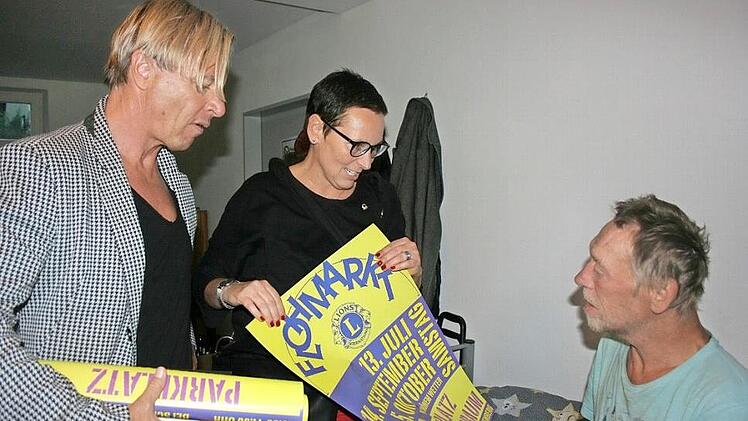 Danilea Wölfel und Hans-Joachim Barnickel zeigen peter S. das Plakat für den Flohmarkt am Samstag. Foto: Maria Löffler