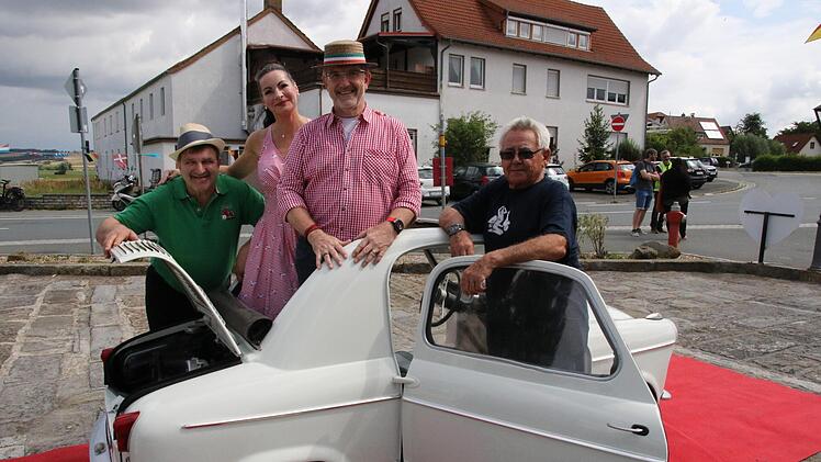 Josef, Carmen, Michael Busch und und Norbert Reimann mit der Vespa 400 Foto: Desombre