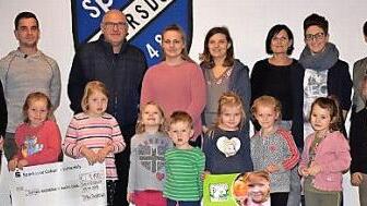 Spenden&uuml;bergabe an die Kinderkrebsstiftung mit den Kindern der Kinderturngruppe Dietersdorf  Foto: privat