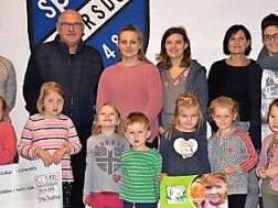 Spenden&uuml;bergabe an die Kinderkrebsstiftung mit den Kindern der Kinderturngruppe Dietersdorf  Foto: privat