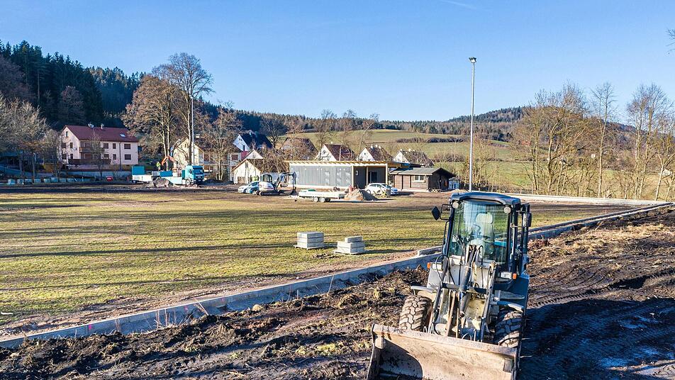 Der milde Winter kommt den "Bergleuten" entgegen. Die Arbeiten am Sportgelände des FC Stockheim sind voll im Gange. Mitglieder, Gönner und freiwillige Helfer leisteten im letzten Vierteljahr bereits 1100 ehrenamtliche Arbeitsstunden. Fotos: Karl-Heinz Wagner