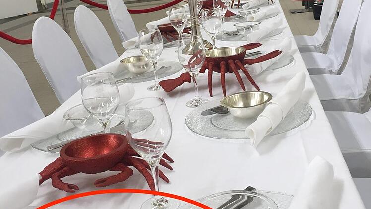 So sah Malte Meincks barocke Tafel in der Ausstellung der Künstlergruppe ART97688 aus. Bei dieser Ausstellung in der Wandelhalle war das einer Krabbe nachempfundene Schalentier (im roten Kreis) vor ziemlich genau einem Jahr gestohlen worden.   Archiv Malte Meinck