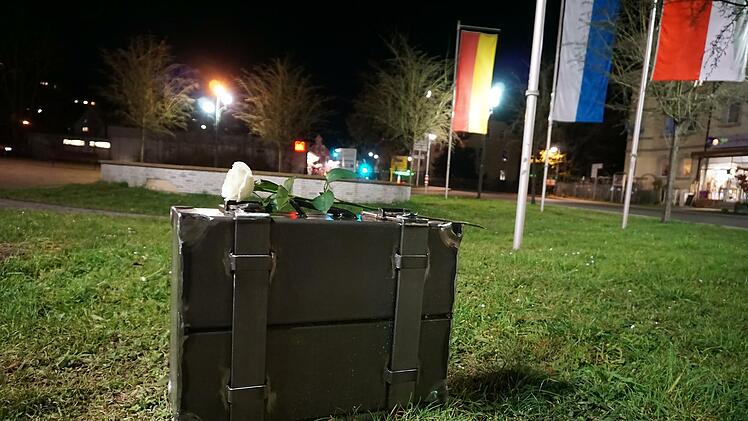 Eine weiße Rose und eine Kerzen schmückten den Koffer des Projektes "DenkOrt Deportationen". Foto: Marion Eckert