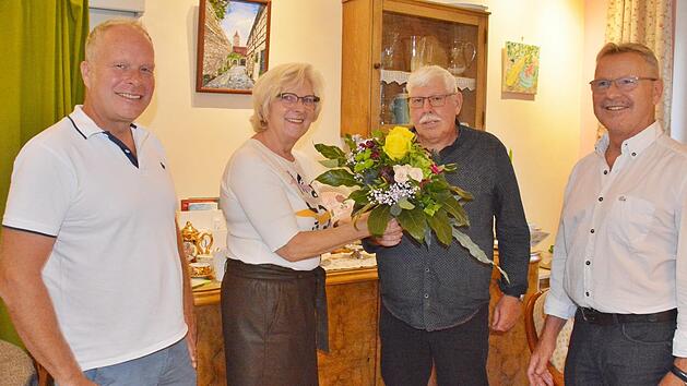 Horst Back wurde in den Ruhestand verabschiedet. Unser Bild zeigt von links: Thomas und Erika T&uuml;chert, Horst Back und Berthold T&uuml;chert. Foto: Hanns Friedrich